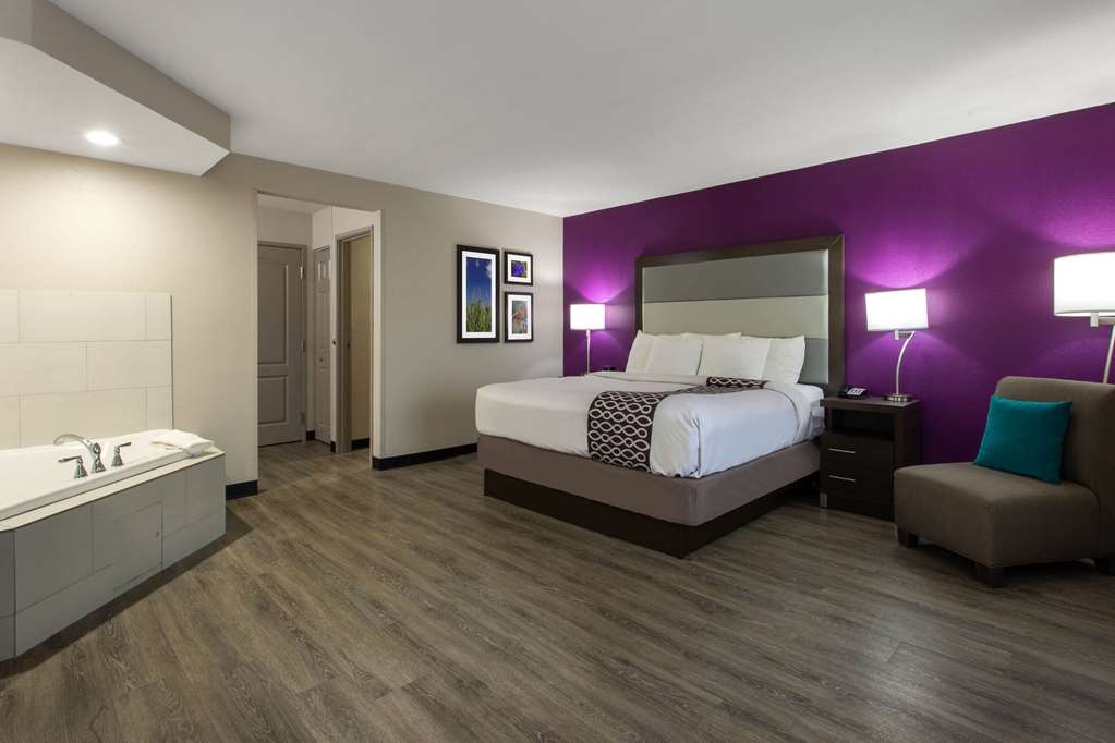 La Quinta Inn & Suites by Wyndham Effingham - photo 32