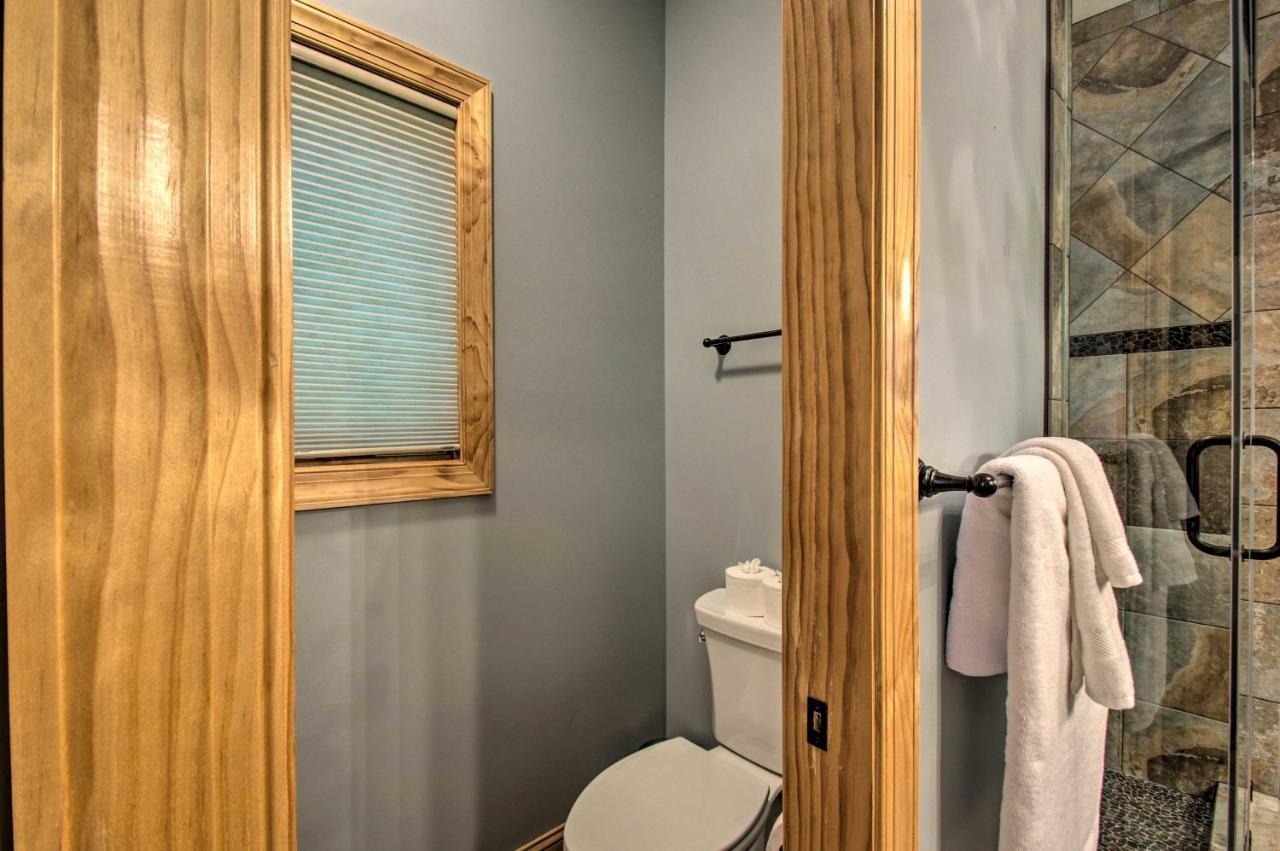 Luxe Wintergreen Resort Escape with Hot Tub - photo 16