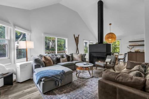 Bright Downtown 2BR Walk to Ski Lift in Bridgeport, United States