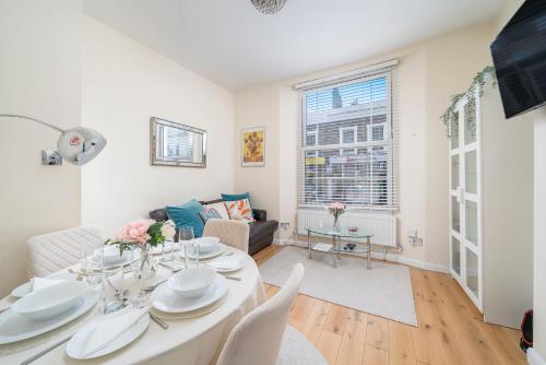 Notting Hill Hyde Park Chic 2 bedroom 1 min walk to Tube & Portobello Rd — 4-Star Luxury Hotel in London, United Kingdom