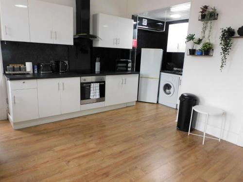 Comfortable 4 bed Apt in Paisley Next to Station — 4-Star Luxury Hotel in Paisley, United Kingdom