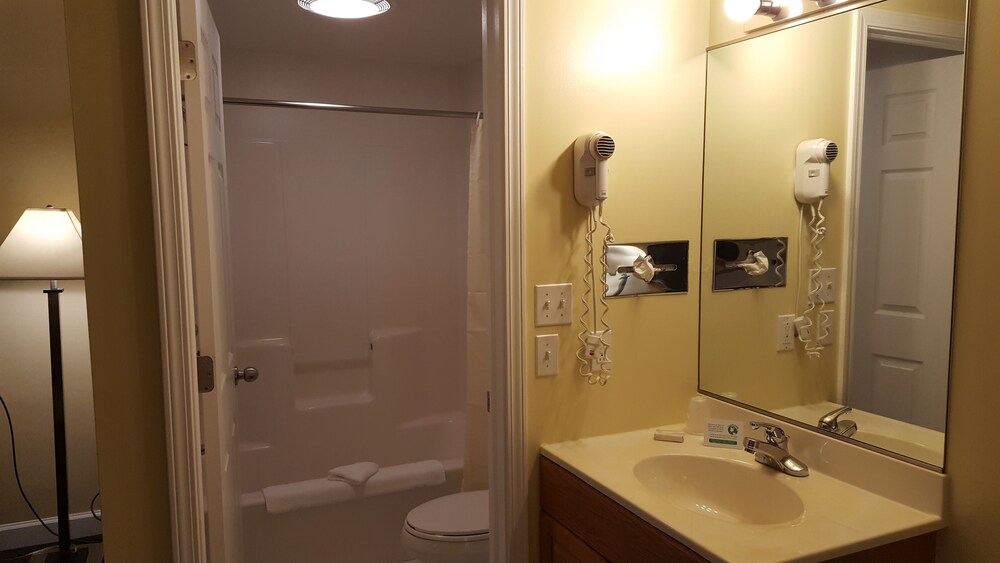 Captain's Quarters Motel - photo 30