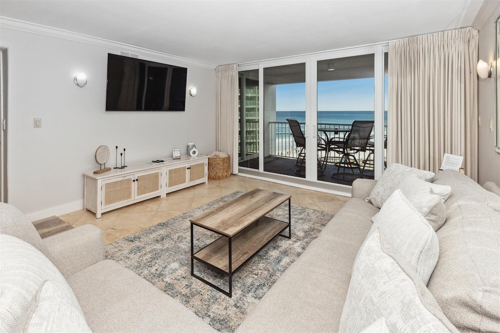 Shoreline Towers 1052 2 Bedroom Condo by RedAwning — 4-Star Luxury Hotel in Destin, United States