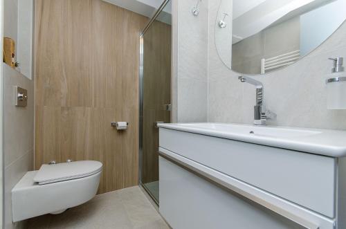 Azure Heaven Apartment w heated pool