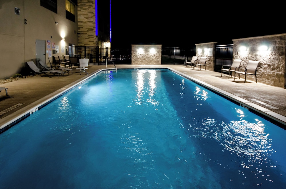 Holiday Inn Express & Suites Taylor by IHG - photo 14