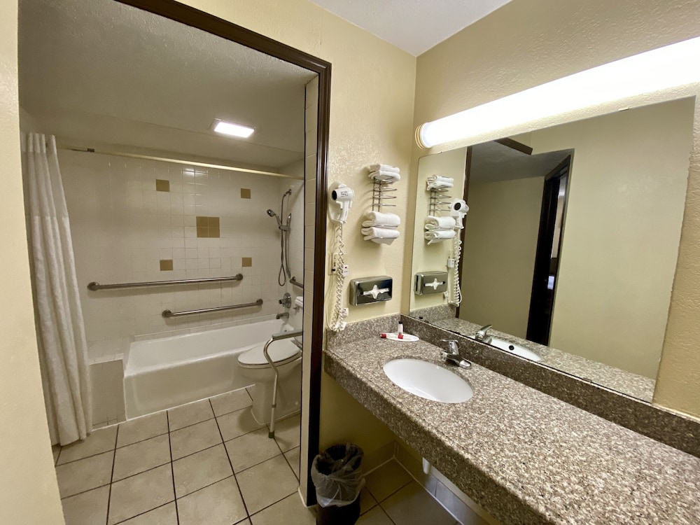 Super 8 by Wyndham Shawnee - photo 24