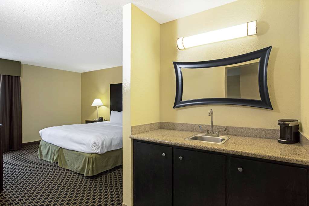 La Quinta Inn & Suites by Wyndham Salina - photo 42