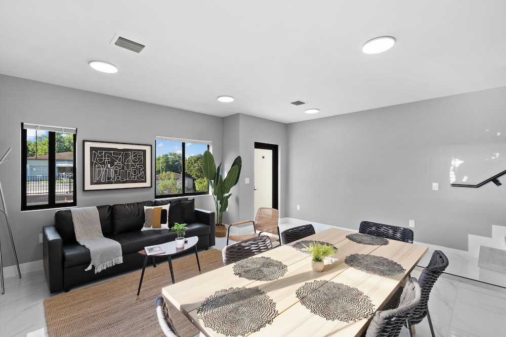 Spacious 4 BR House W Free Parking — 4-Star Luxury Hotel in Miami, United States