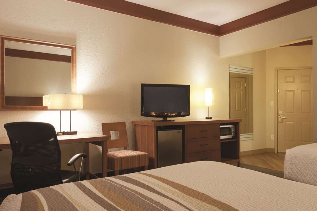 La Quinta Inn & Suites by Wyndham Atlanta Ballpark Galleria - photo 18