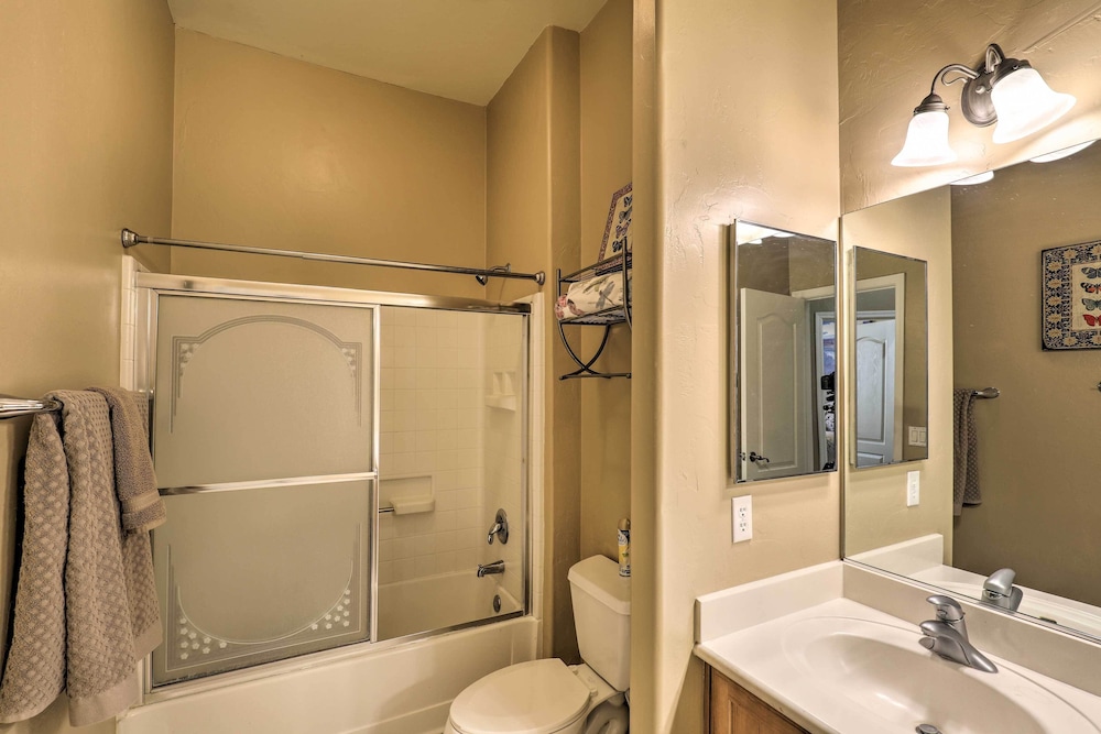 Pet Friendly Tucson Home with Patio and Mountain Views — 4-Star Luxury Hotel in Tucson, United States
