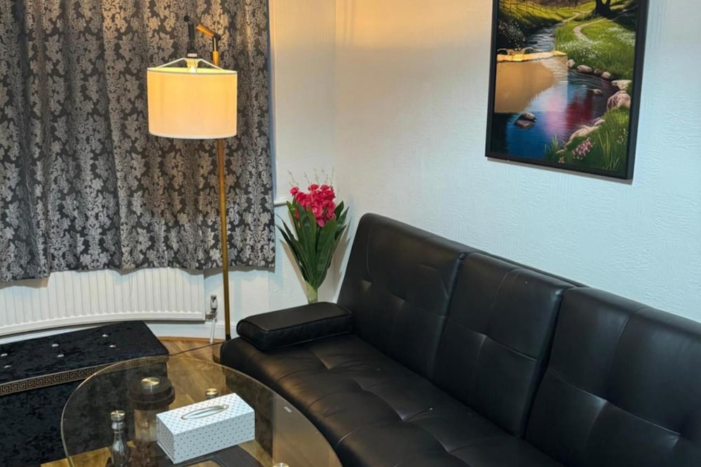 4BR Familyhome and Parking Sleeps7 Guests in Northampton, United Kingdom