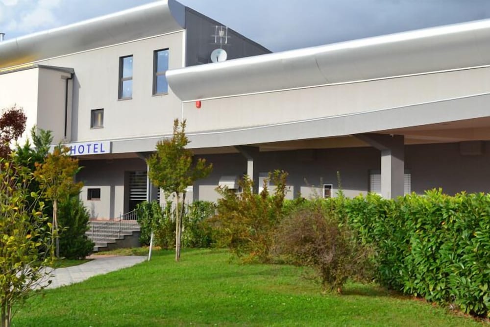 Family Hotel — hotel in Polla