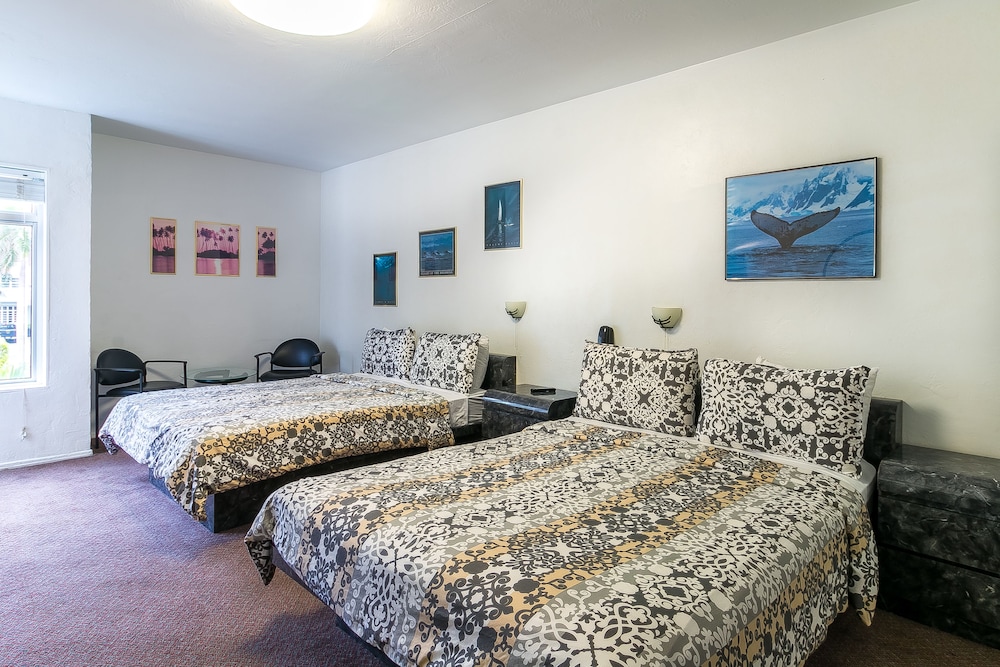 Tropics Hotel and Hostels - photo 13