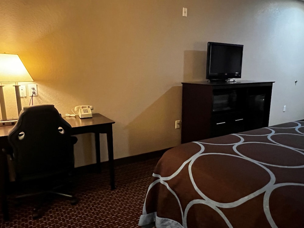 Super 8 by Wyndham Center - photo 27