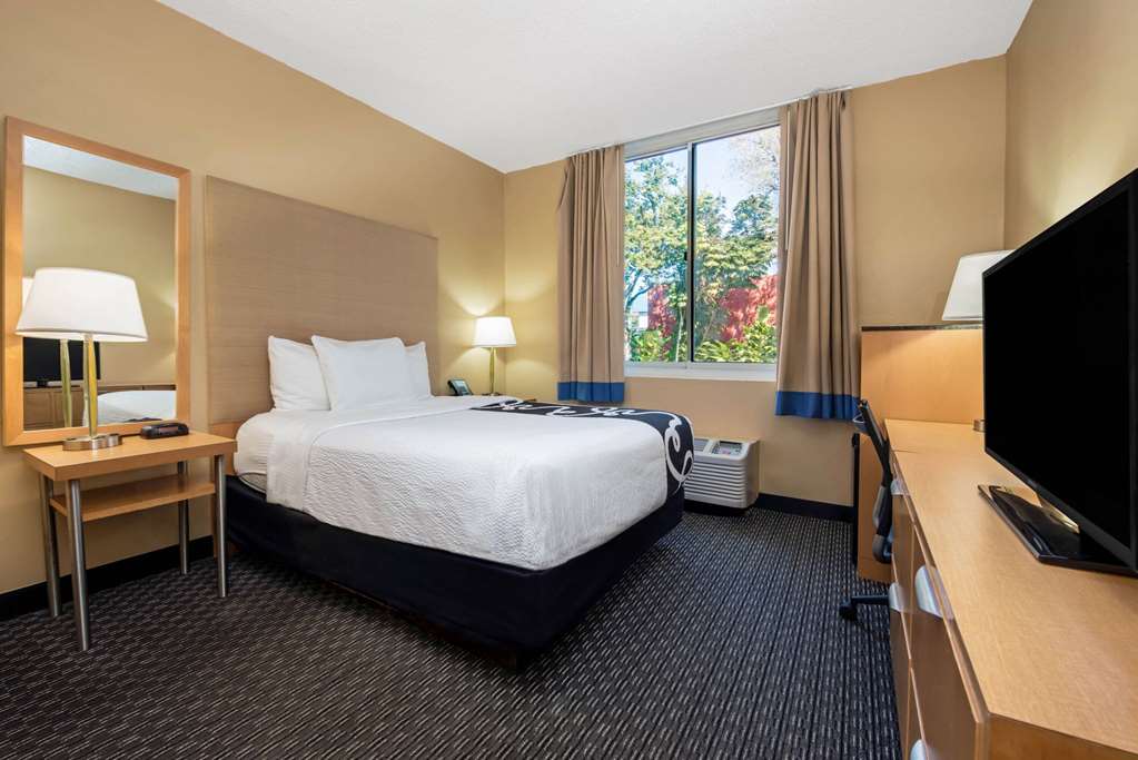 La Quinta Inn & Suites by Wyndham West Palm Beach Airport - photo 10