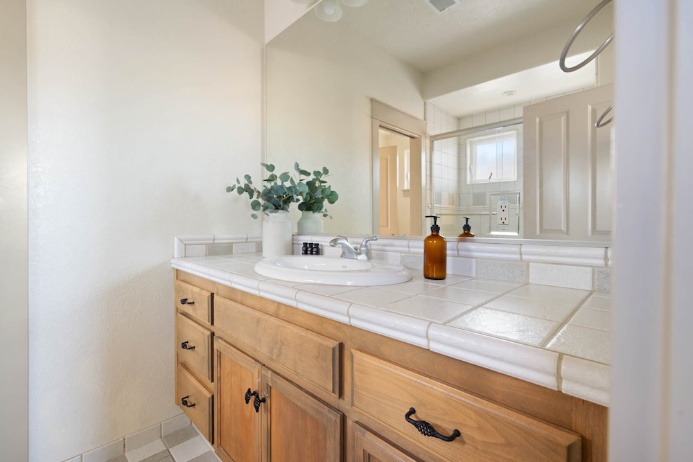 Fiano by Avantstay Centrally Located Haven w Stunning Courtyard & Pool Table - photo 20