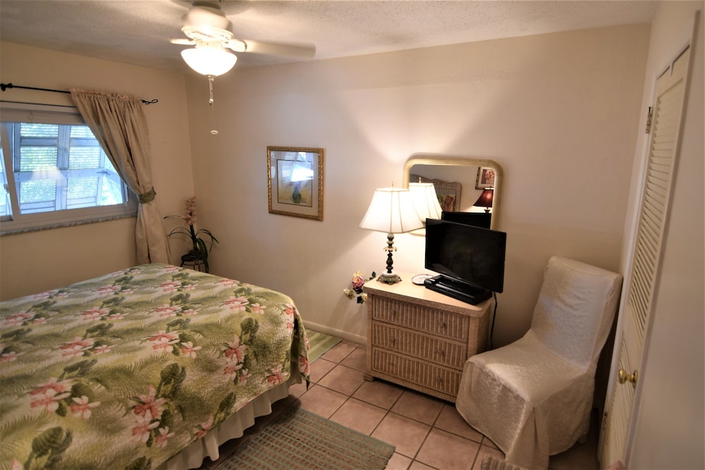 Oasis at John's Pass Madeira Beach - photo 10