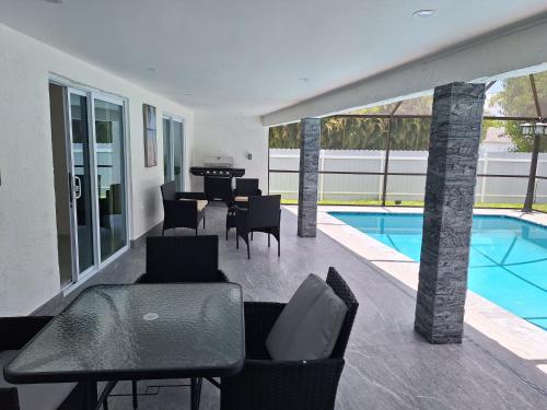 Paradise Cape Vacation — 4-Star Luxury Hotel in Cape Coral, United States