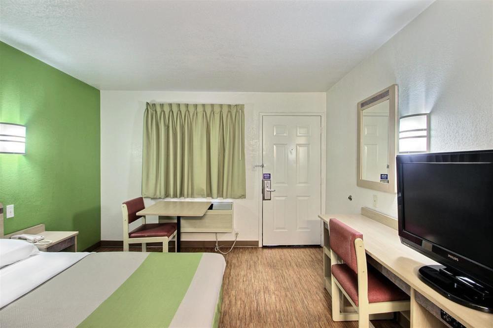 Motel 6 Milwaukee West Brookfield - photo 20