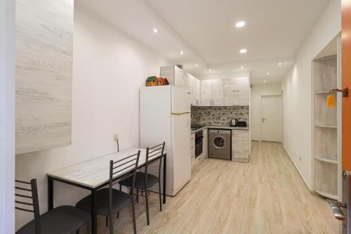 Unique 3 Apt Combo for 6 Guests by Wehost