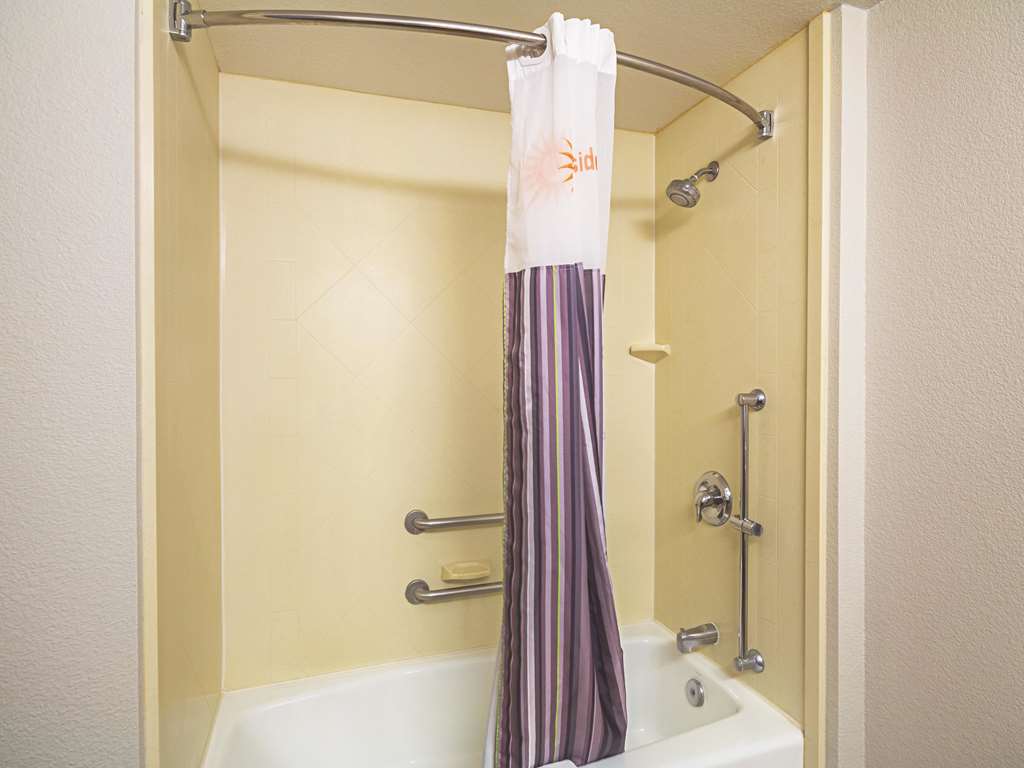 La Quinta Inn & Suites by Wyndham Fresno Northwest - photo 28