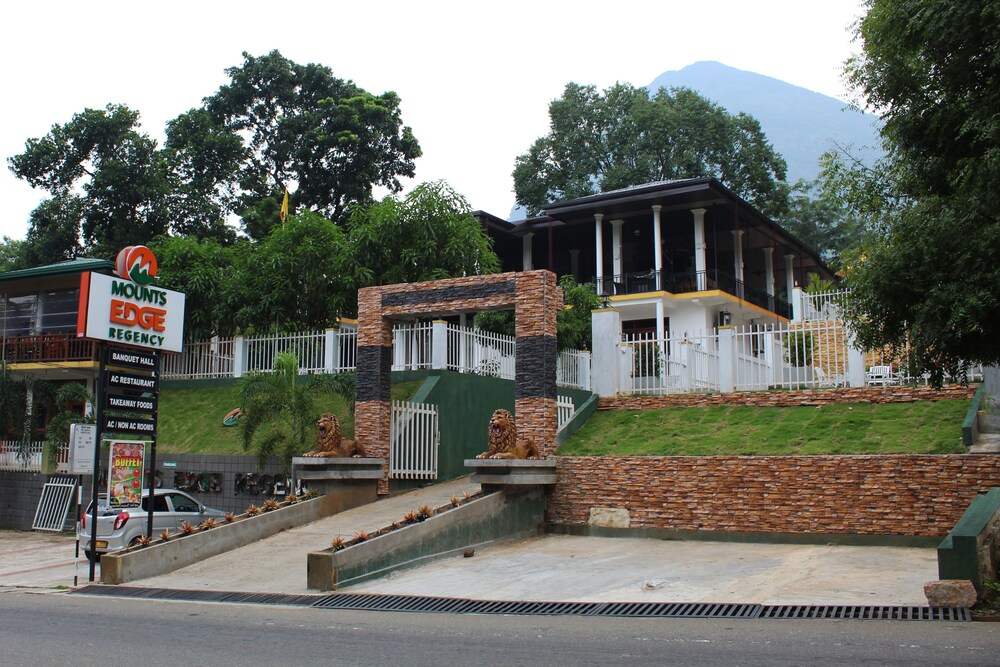 Mounts Edge Regency - carbon neutral hotel in Kandy