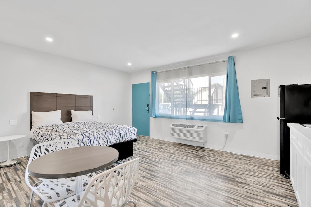 Tradewinds Motel - photo 13