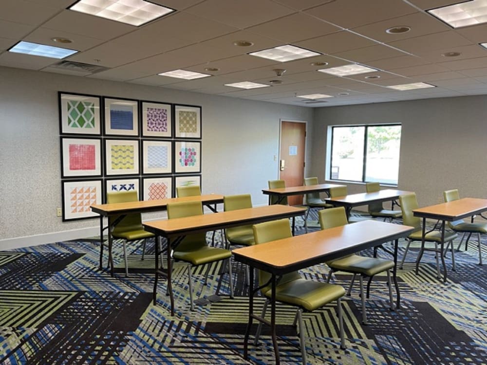 Holiday Inn Express Hotel & Suites Lewisburg by IHG - photo 29