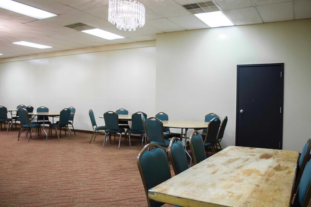 Econo Lodge Wickliffe Cleveland East - photo 45