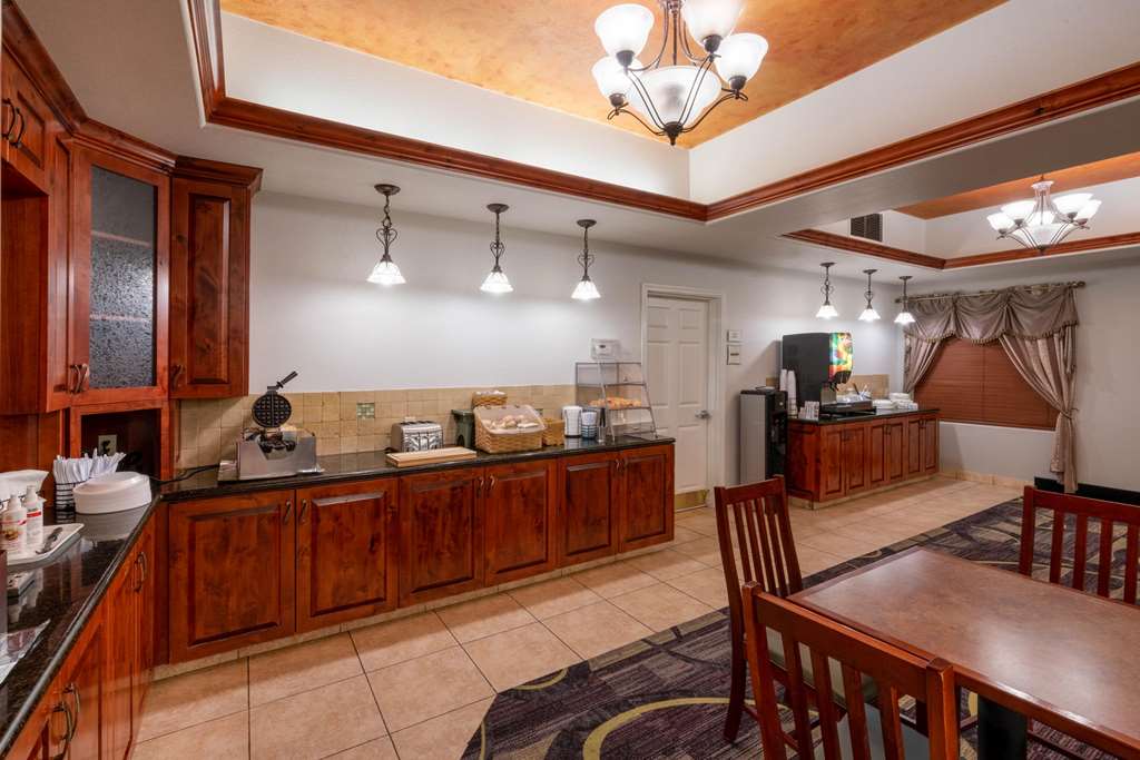 La Quinta Inn & Suites by Wyndham Rifle - photo 25