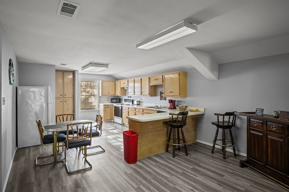 Axtons Bass City Lake Front Resort — hotel in Emory