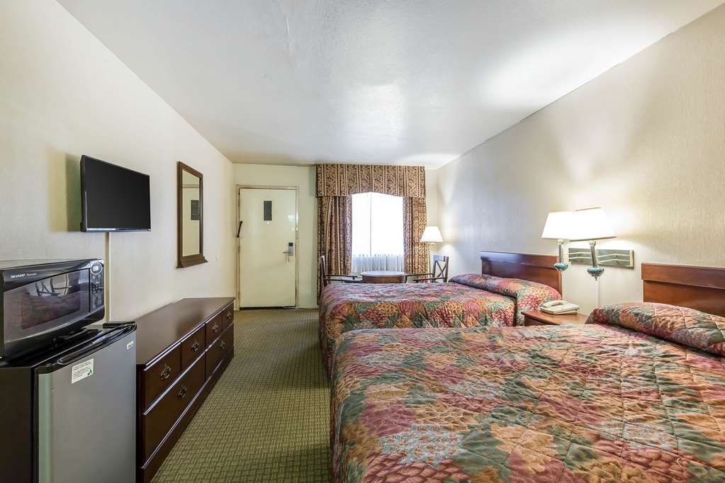 Rodeway Inn Magic Mountain Area - photo 19