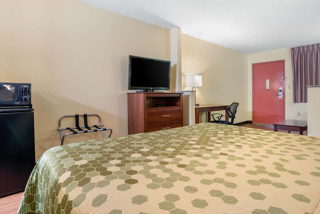 Econo Lodge Inn & Suites Forest - photo 17