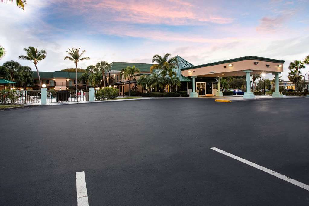 Super 8 by Wyndham North Palm Beach - photo 6