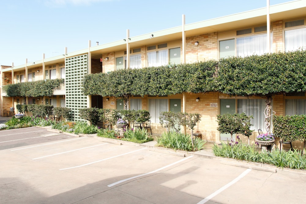 Mid City Motor Inn — hotel in Queanbeyan