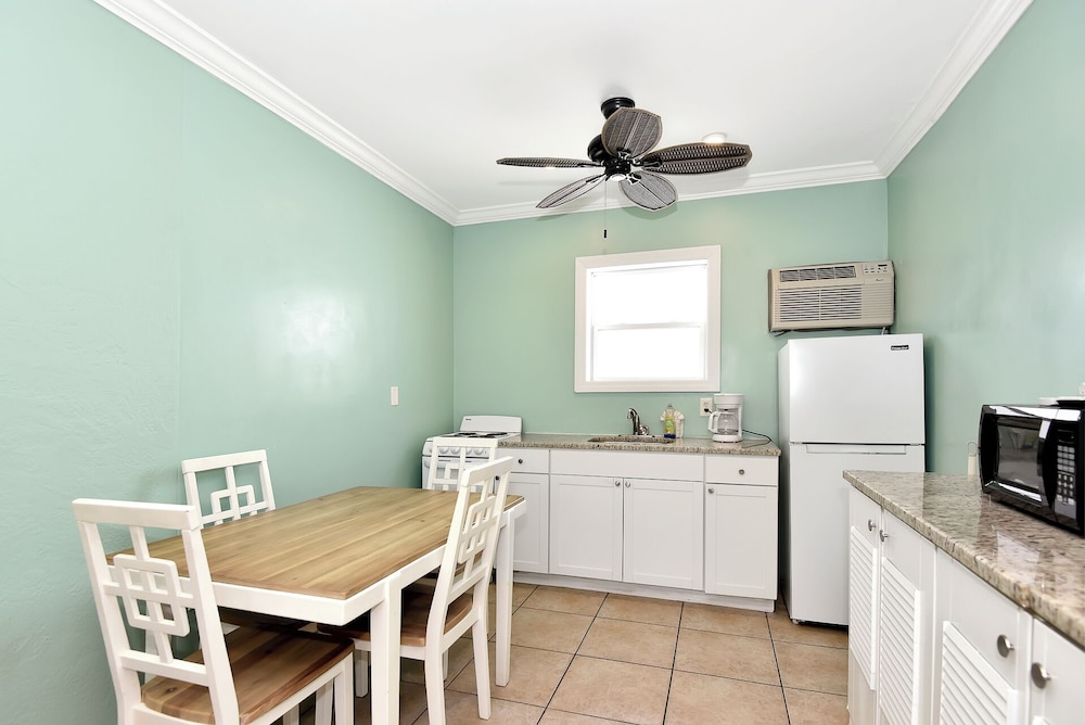 Shoreline Suites & Cabana Cottages - photo 59