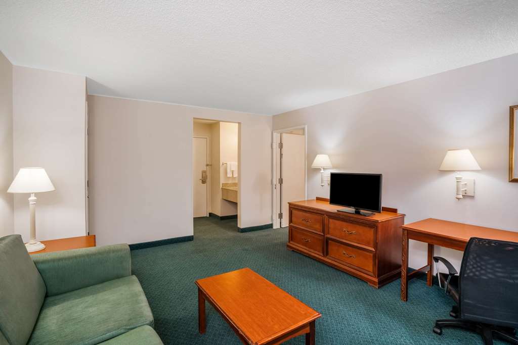 La Quinta Inn & Suites by Wyndham Nashville Franklin - photo 25