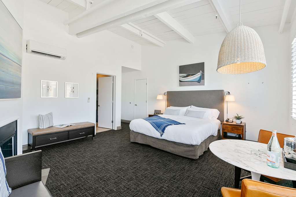 Waters Edge Hotel - photo 33