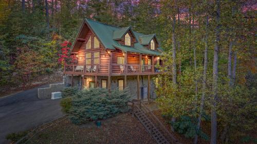 Relaxation Retreat Pickleball Cabin Wi Fi Fire Pit with Bar EV Game Room Hot Tub Pool Access Mins to PF — 4-Star Luxury Hotel in Sevierville, United States