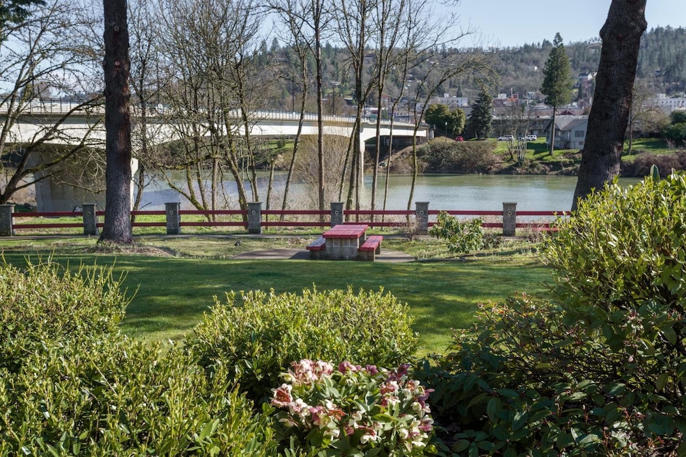Riverfront Inn Roseburg - photo 48