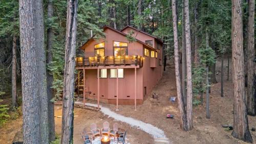 Mountain retreat w FirePit BBQ Karaoke PingPong in Arnold, United States