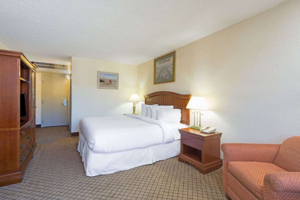 Days Inn by Wyndham Columbus Airport - photo 7