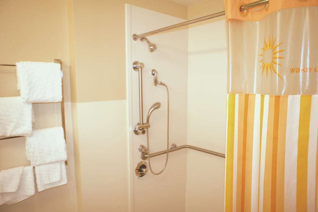 La Quinta Inn & Suites by Wyndham Raleigh Durham Southpoint - photo 16