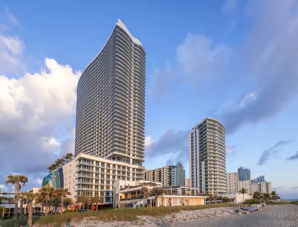 Lyfe Residence Building Private apts over the beach — 4-Star Luxury Hotel in Hollywood, United States