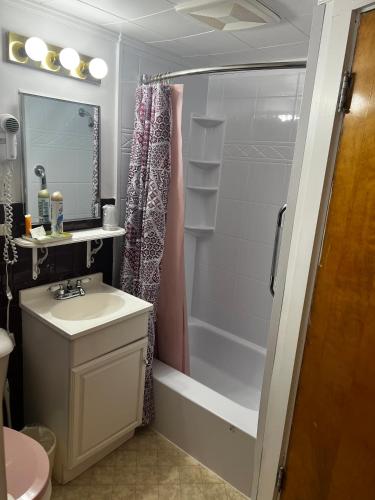 Claddagh Motel & Suites - photo 47