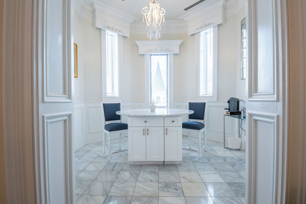 Kentucky Castle Hotel - photo 2