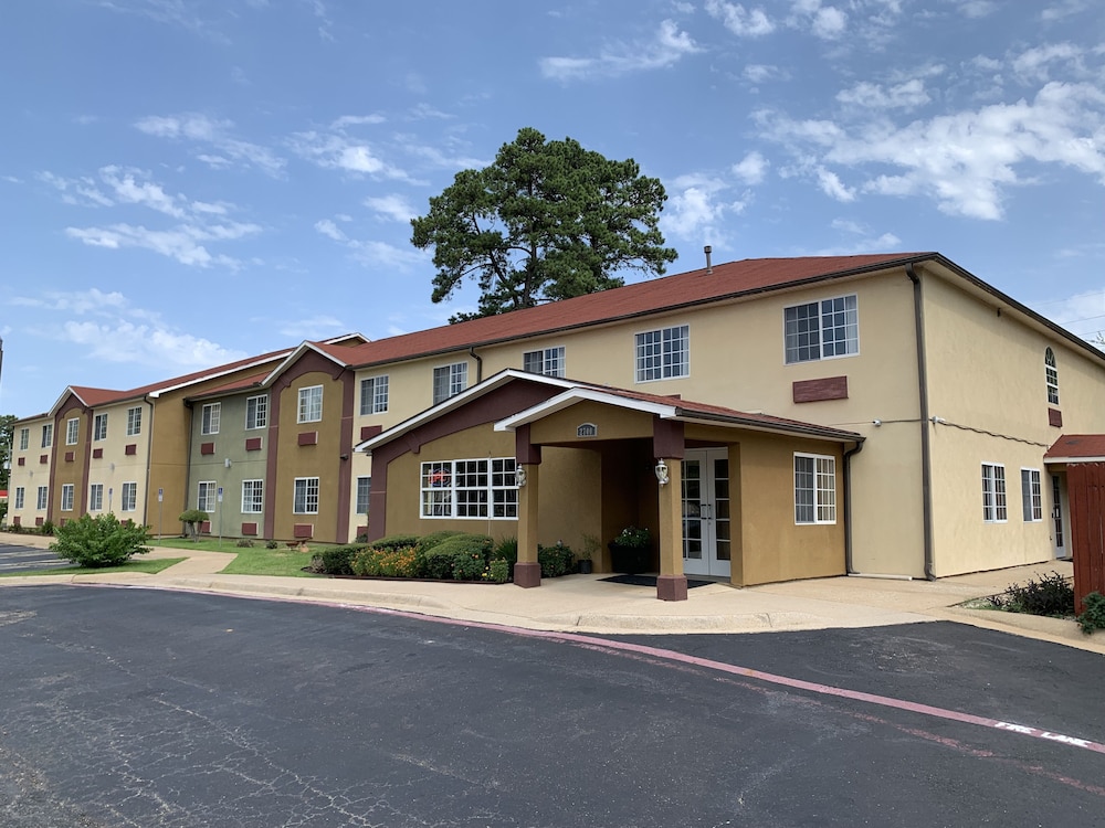 HomeTown Inn & Suites - photo 29
