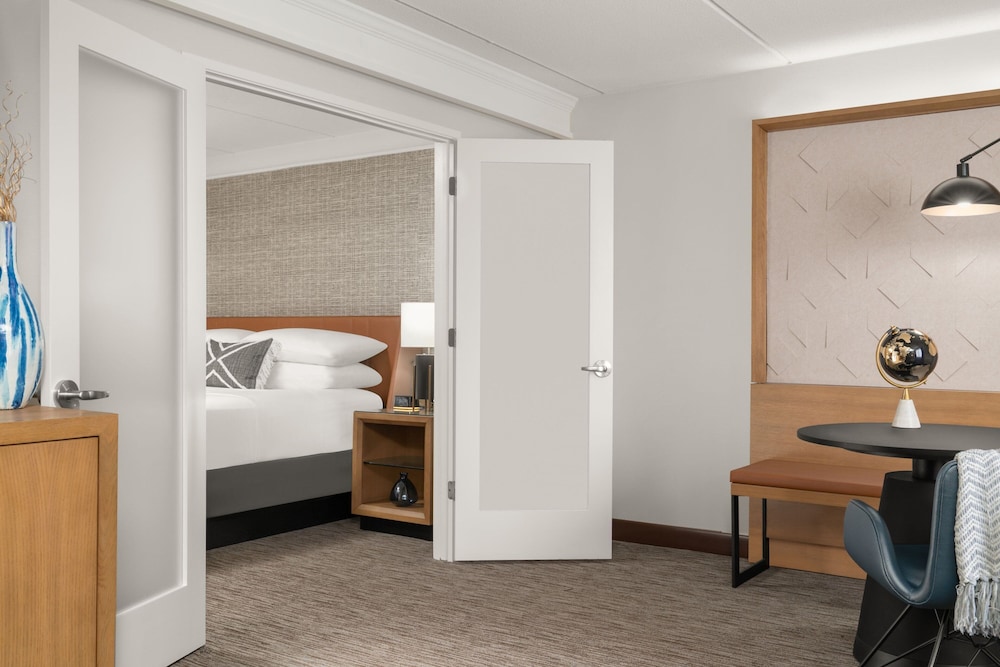 Sheraton Milwaukee Brookfield Hotel - photo 4