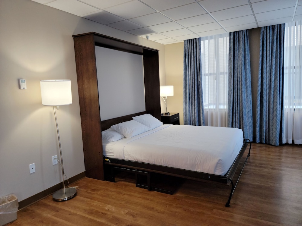 Ariel Broadway Hotel - carbon neutral hotel in Lorain