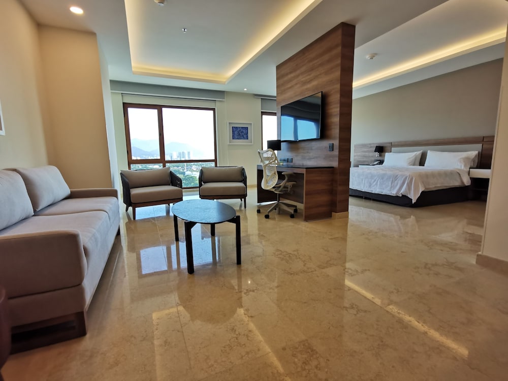 Holiday Inn & Suites Puerto Vallarta Marina & Golf by IHG